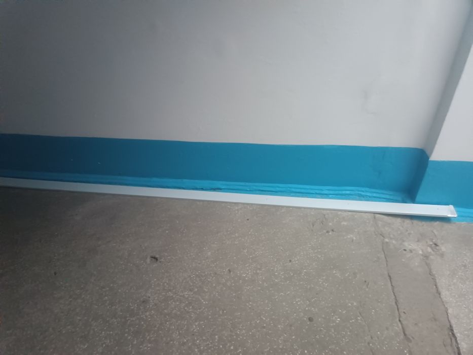 Отдам карниз три метра новый