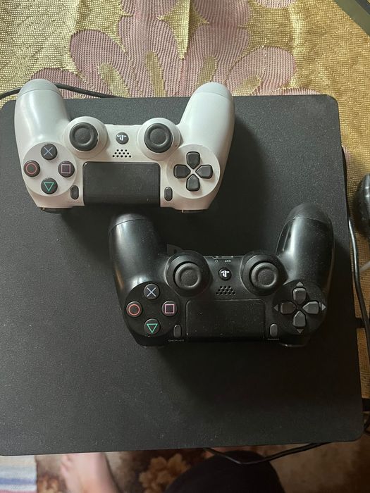 Vând ps4 slim ,am 3 jocuri ,stație de încărcare
