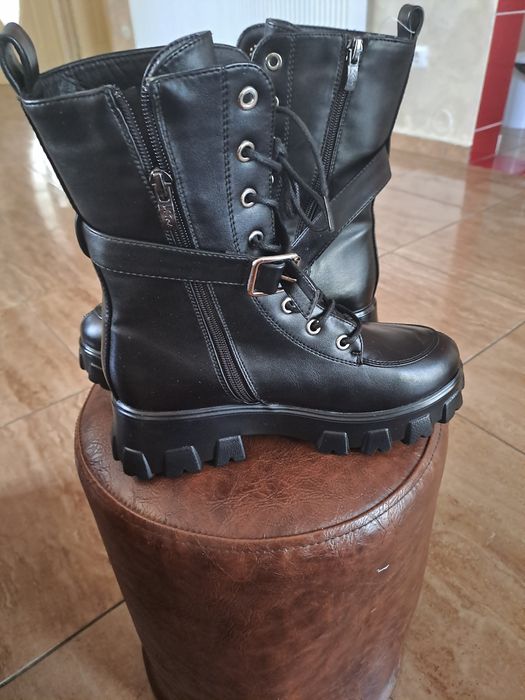 Ghete negre noi, fără etichetă