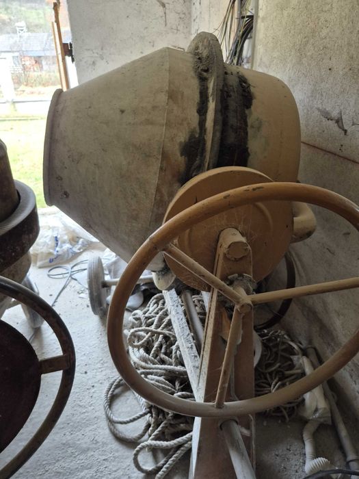 Vand 3 betoniere 2 mari si una mai mica