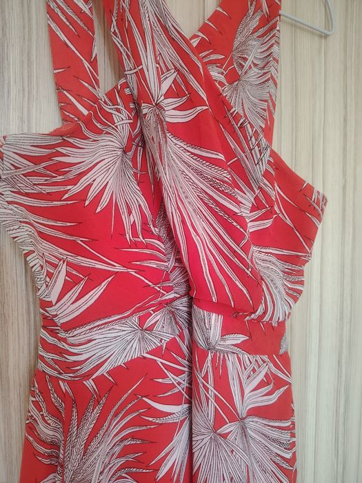 Лятна рокля с кръстосано деколте