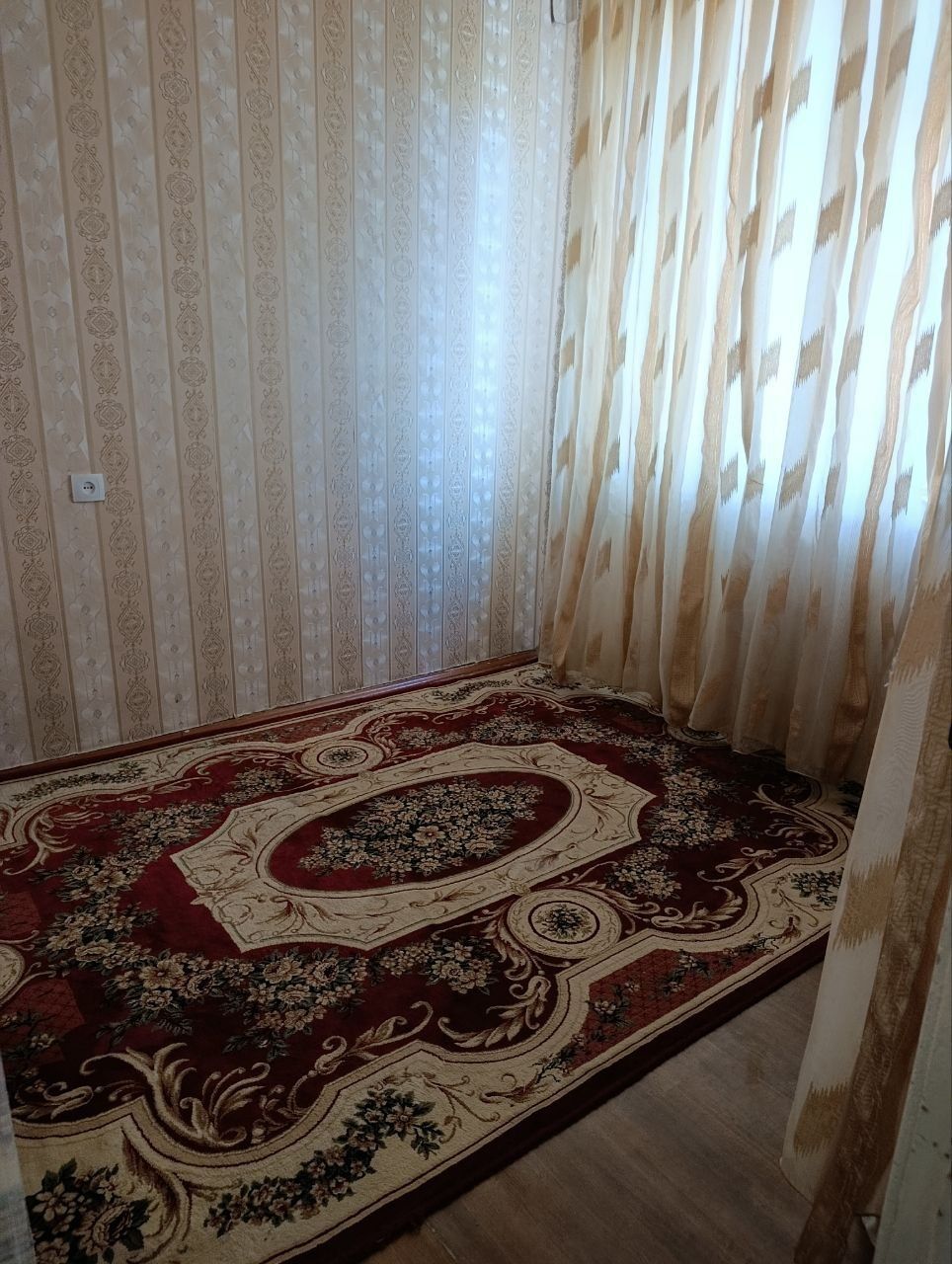 Янги бозор олдида 3 хоналик квартира йигитларга хам берилади