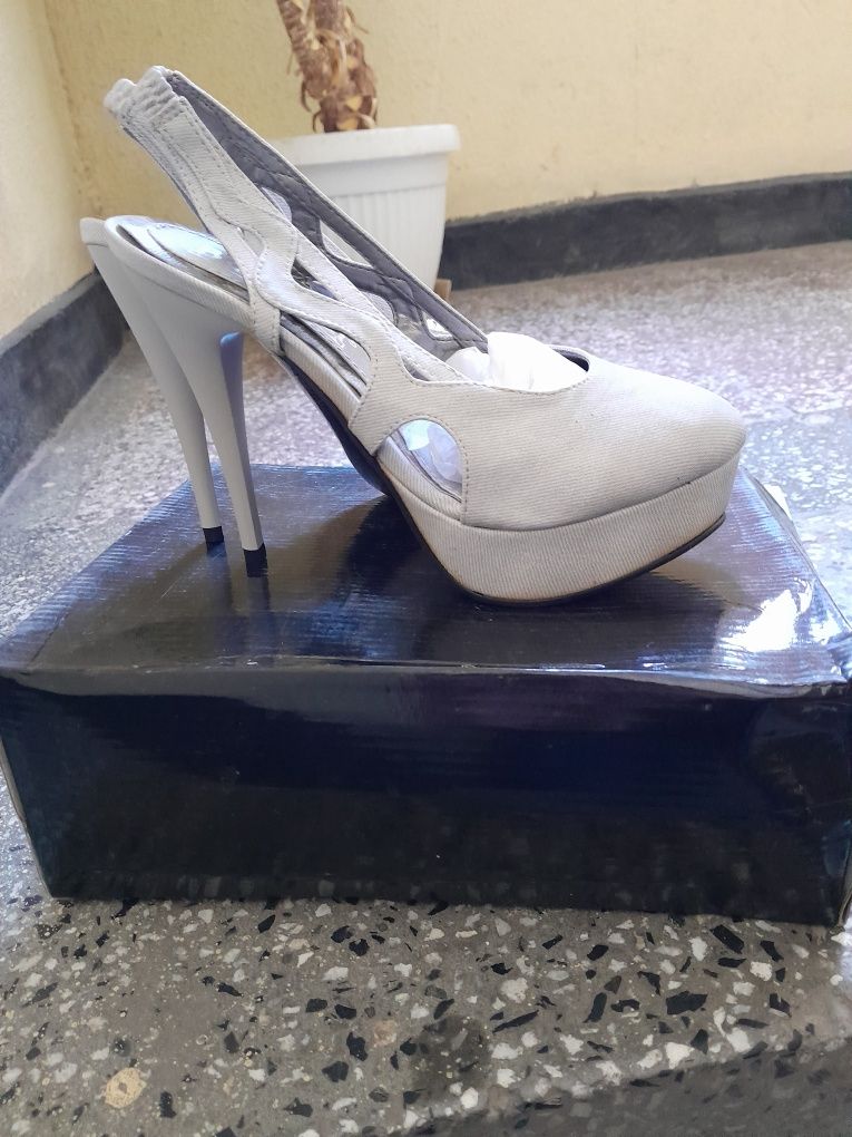 Дамски обувки с ток нови