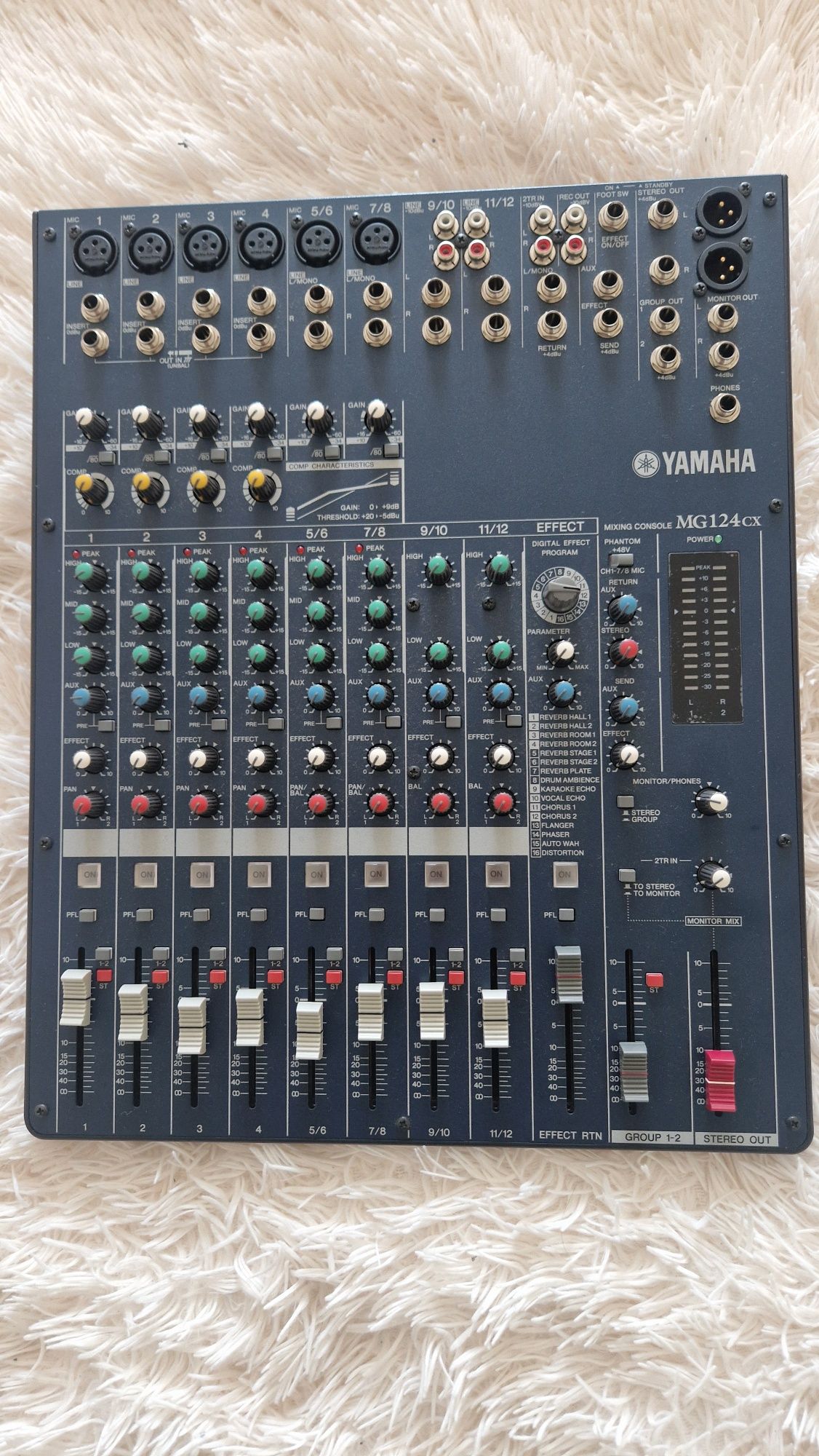 YAMAHA , mixer MG 124 CX   impecabil !