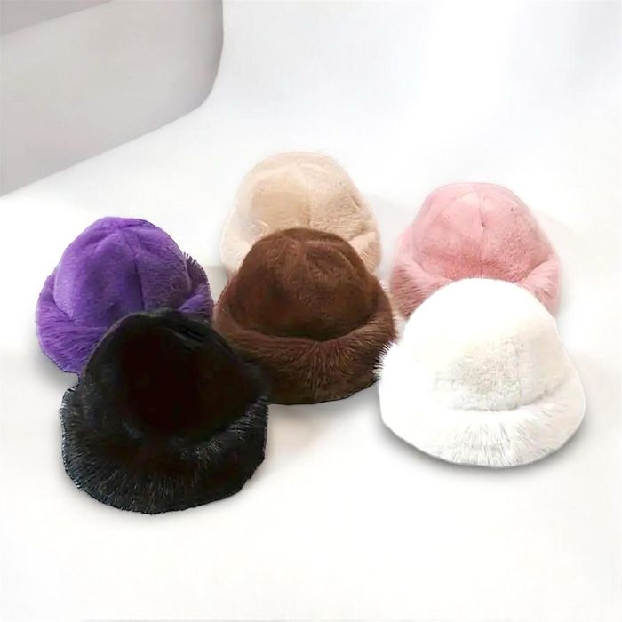 ПРОМО различни цветове модерни, много пухкави и топли шапки с пух