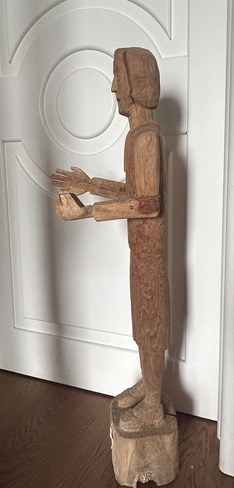 Sculptura lemn veche reprezentand-o pe scriitoarea Herta Muller, Nobel