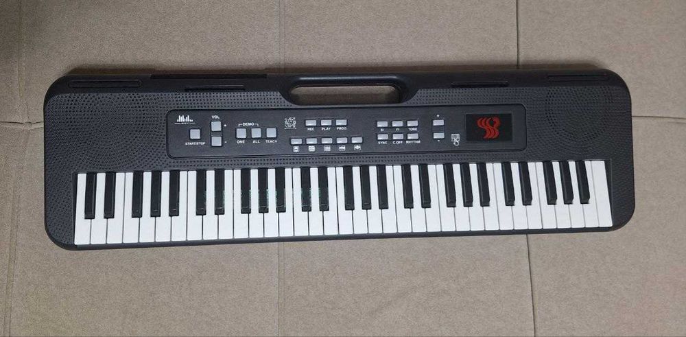 Детское пианино/синтезатор. 61 клавиша.