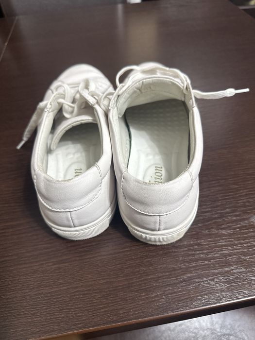 Vand incaltaminte sport de piele,marimea 43 purtati putin