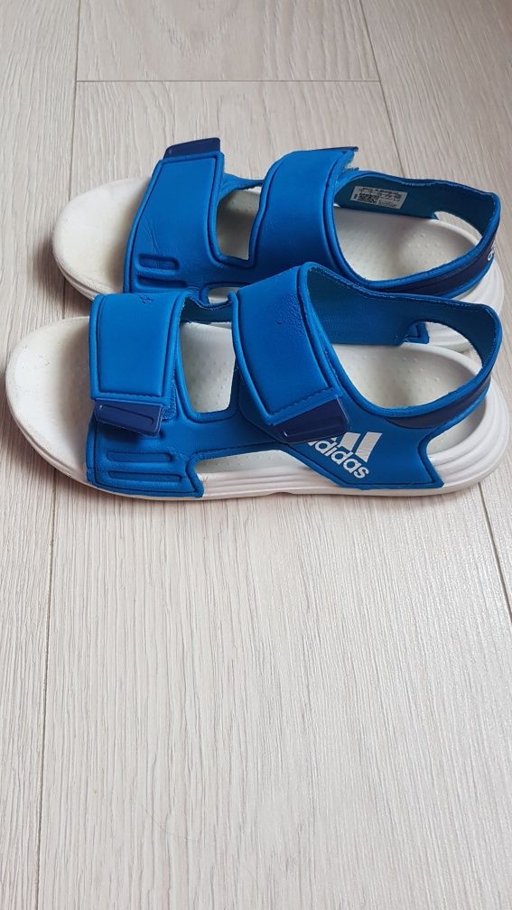 Sandale adidas băieți. Numărul 33, 21cm la interior.