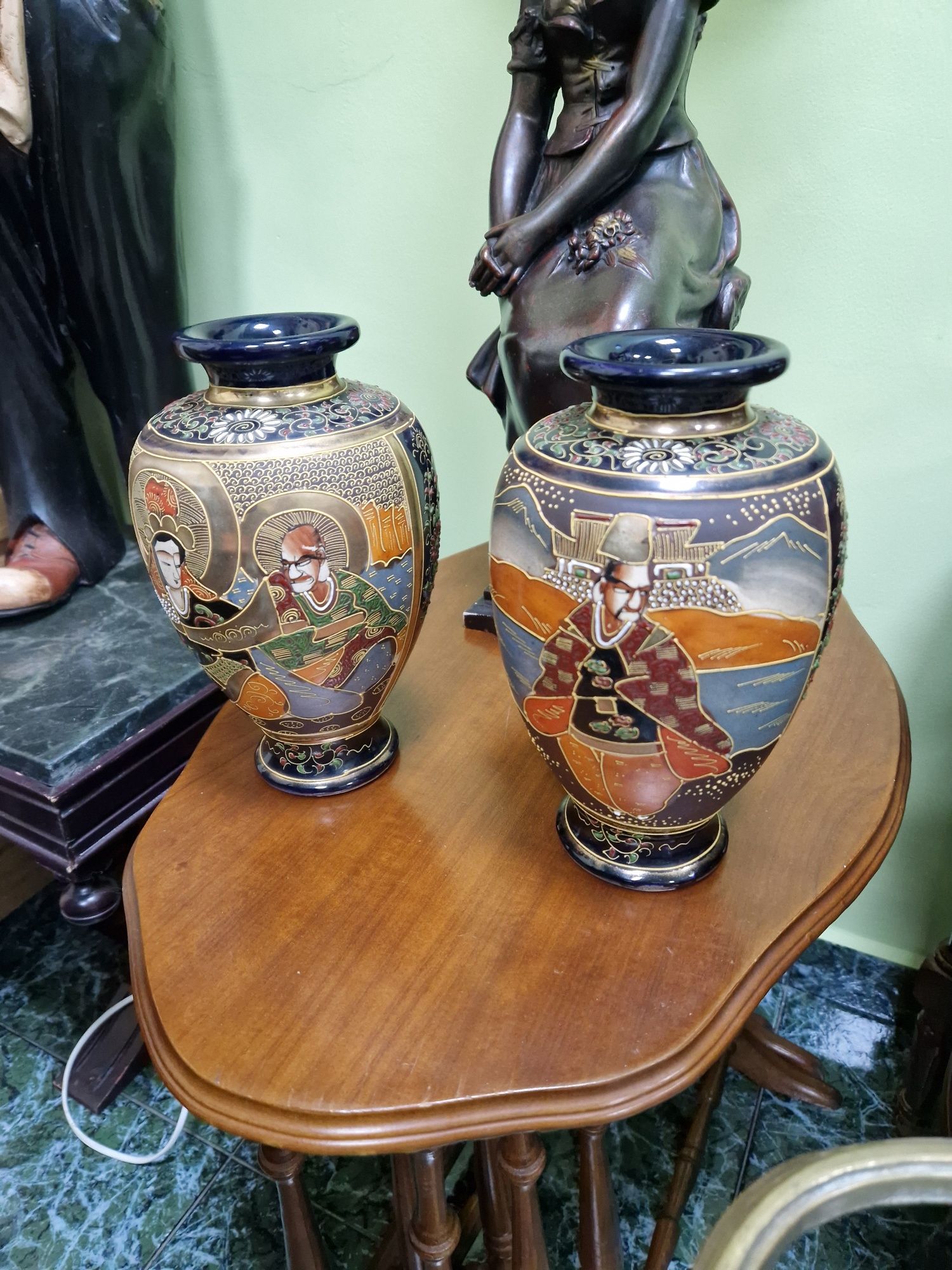 Прекрасен чифт антикварни порцеланови китайски вази