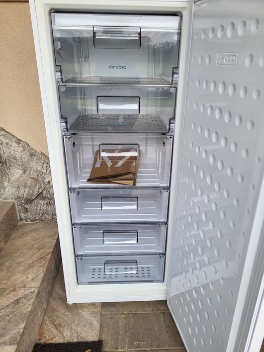 Vind congelator Ariston   215 litri