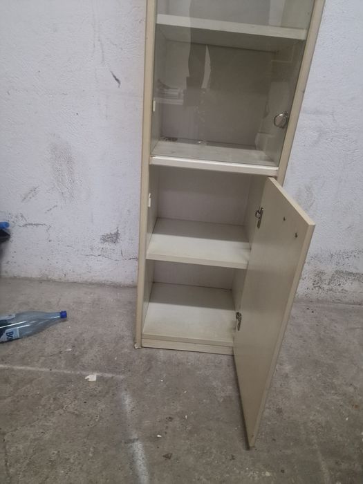 Vând doua uși interior si doua vitrine