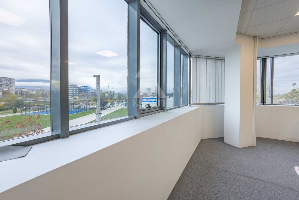 Дава под наем просторен офис в ж. к. Хаджи Димитър