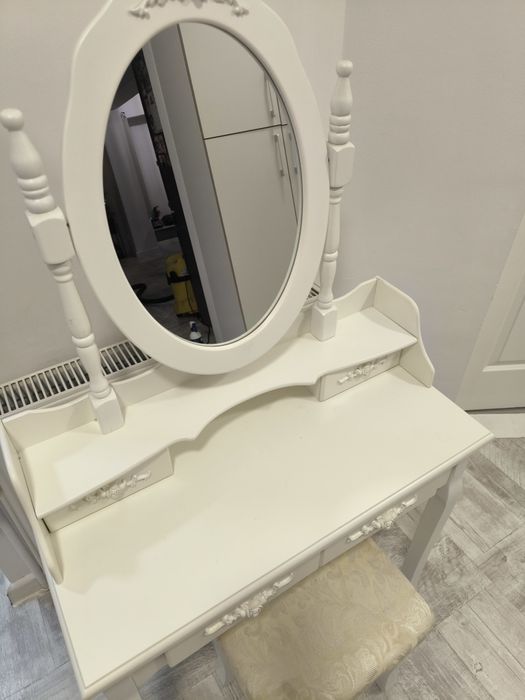 Vind masă vintage de machiaj