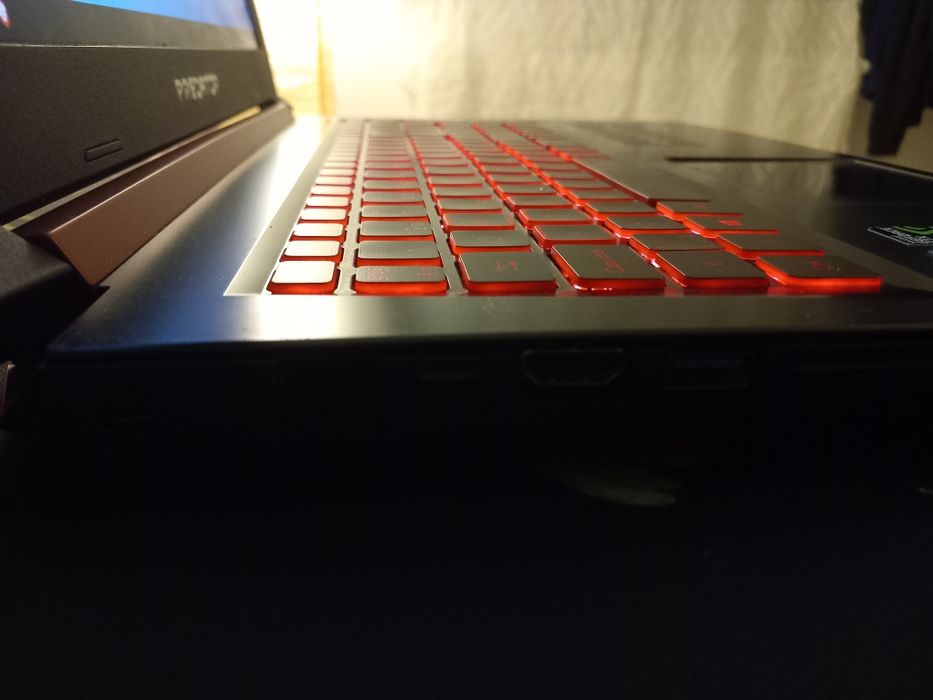 Acer Nitro 5 (carcasă Predator) – GTX 1050 4GB, i5-7300HQ, 16GB RAM