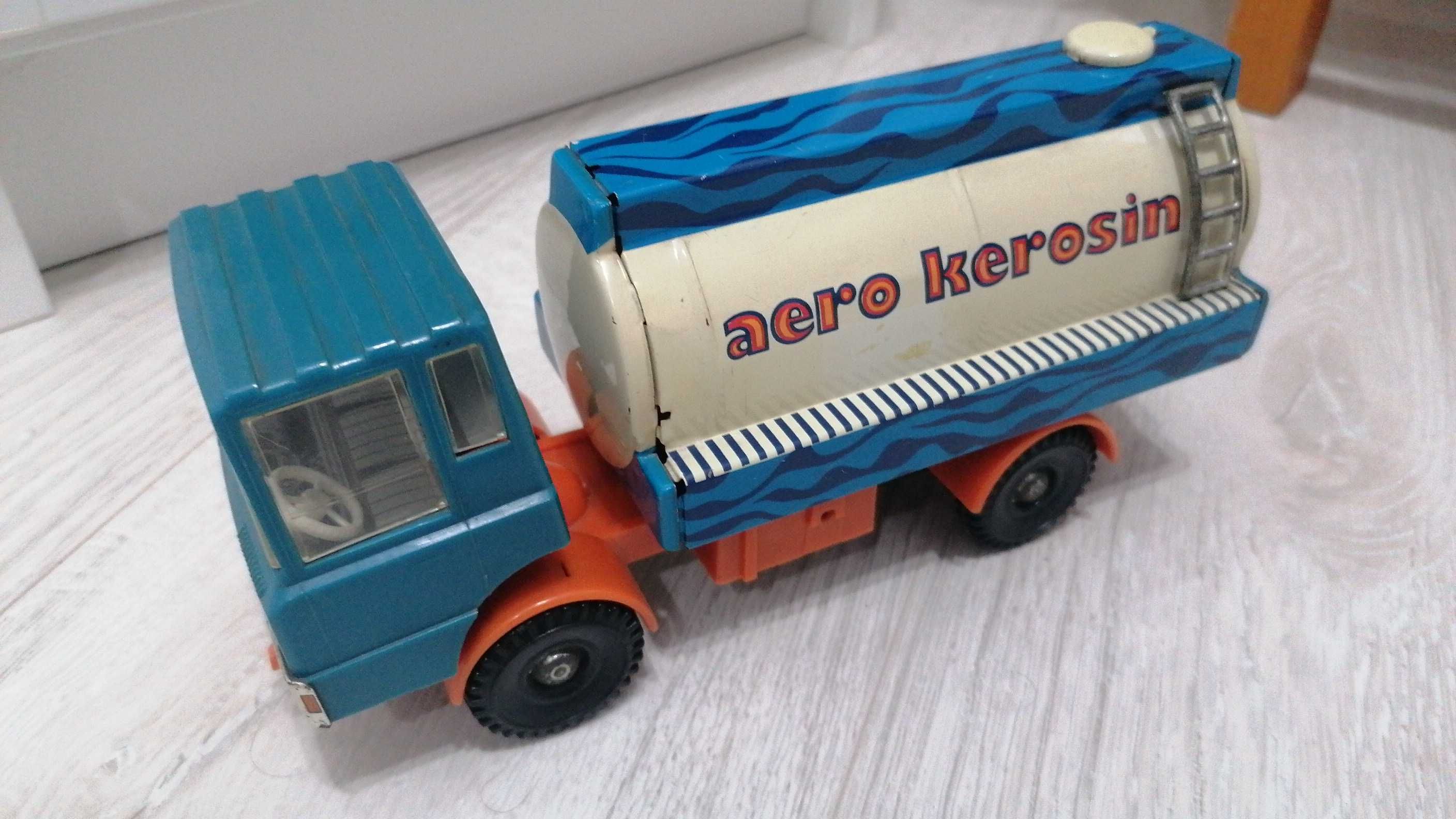 Vând jucărie camion tabla