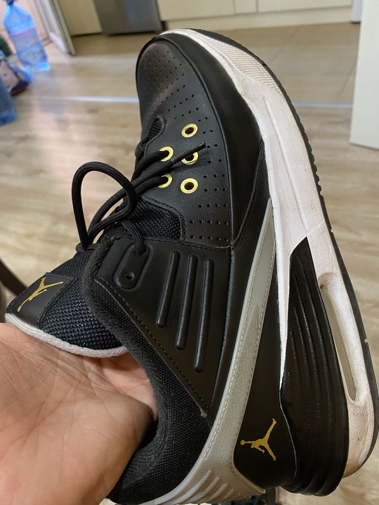 Nike Air Jordan (черно със златисто)