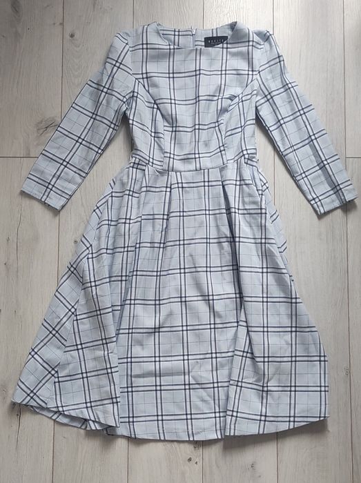 Елегантна разкроена рокля с джобове