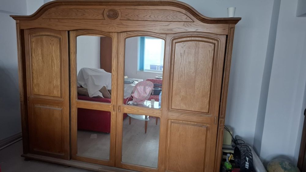 Vând dulap din lemn masiv