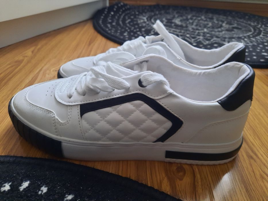 Vand adidasi noi, alb cu negru, nepurtati, de dama