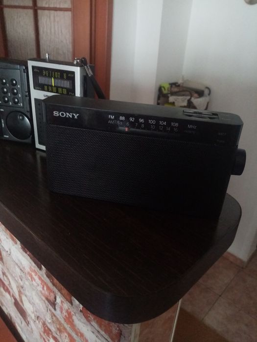 Vind radio 3 buc  sony universal  și digital