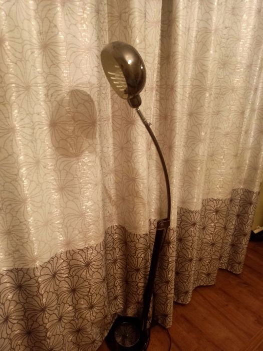 Напольные вазв для цветов разного дизайна.