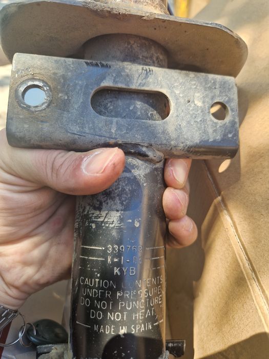 Продам передние стойки почти новые, бренд KYB