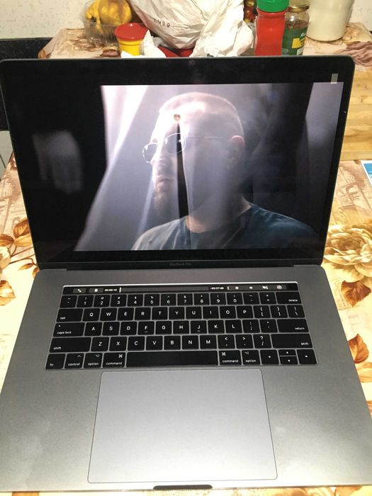 Macbook Pro Retina 15,4 - 2017 Touchbar 500gb-SSD cu 16Gb-RAM