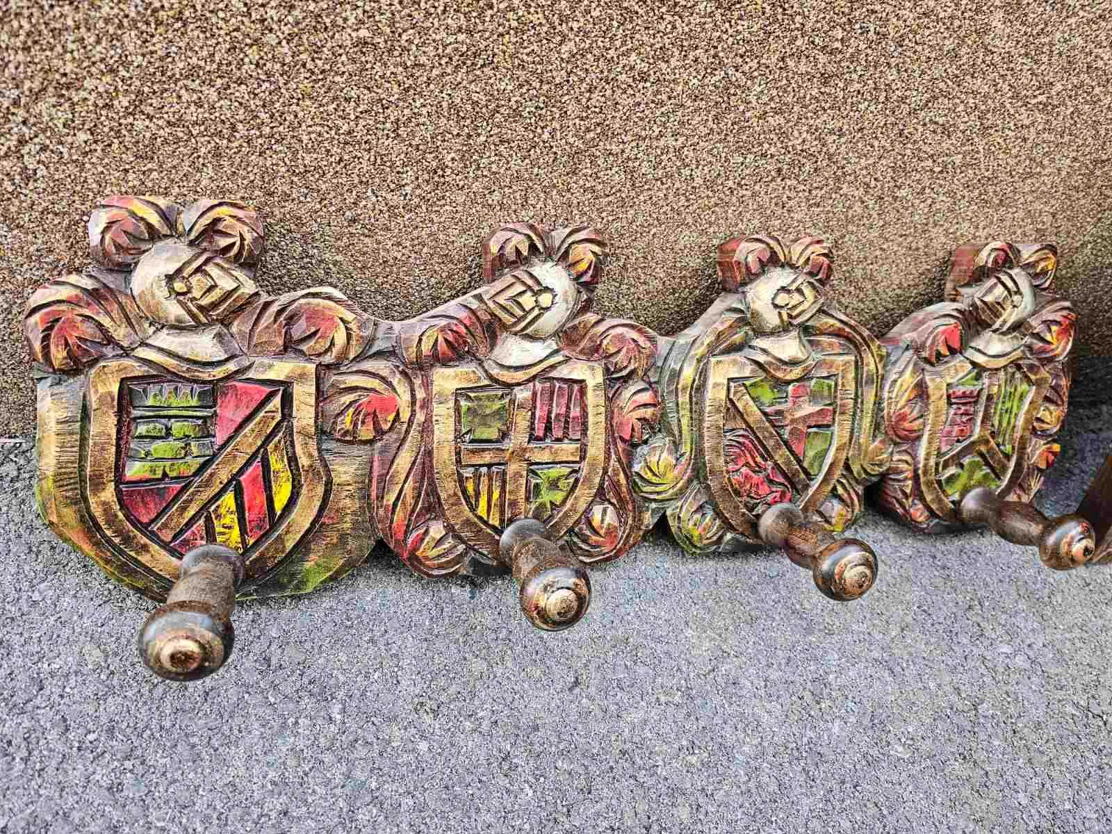 Испанска ръчно рисувана закачалка за стена с дърворезба