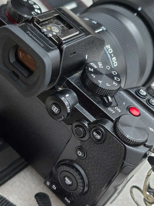 Panasonic S5 obiectiv 20-60 si 50 f1.8 arata si functioneaza perfect