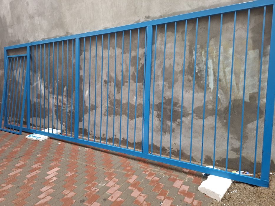 De vanzare poarta din teava rectangulara 6 metri pe 2 metri cu portita