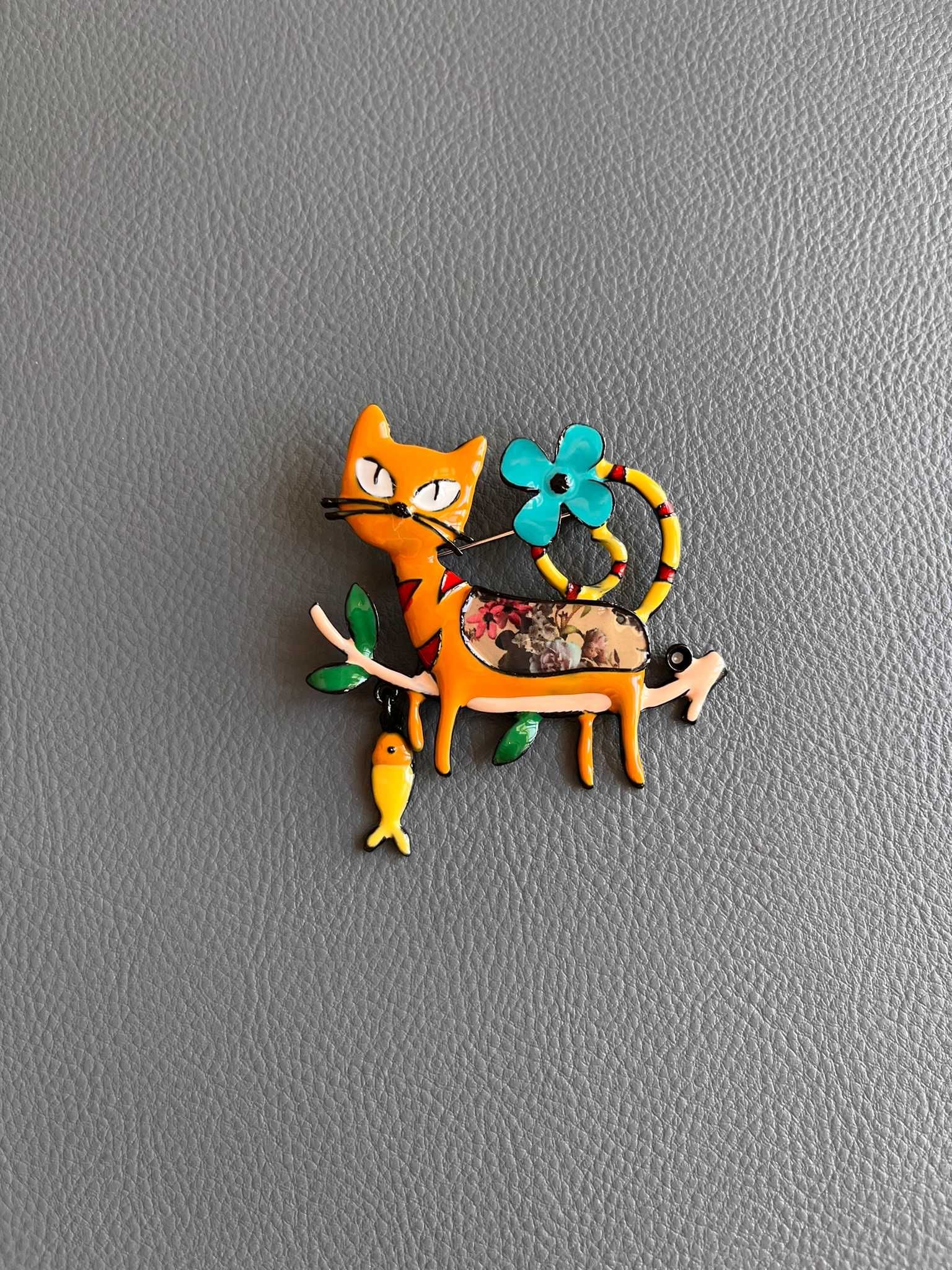Broșă colorata cu pisică