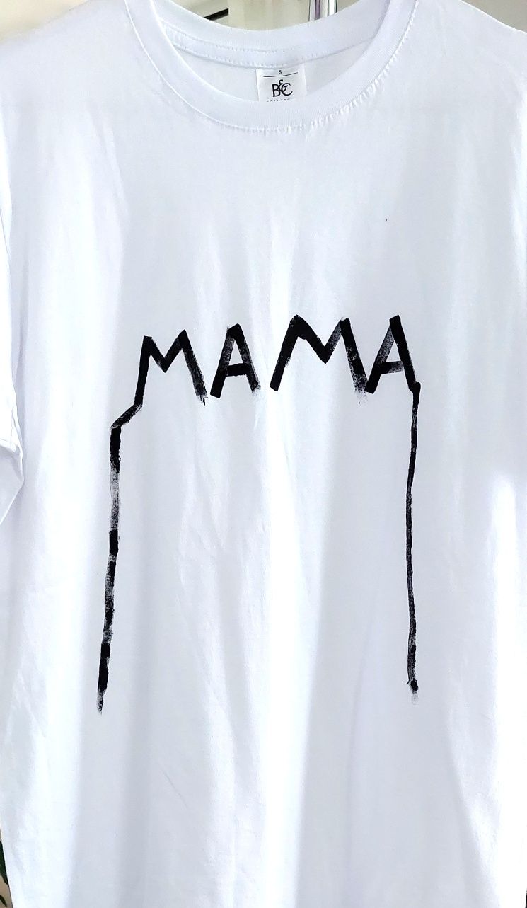 Тениска с ръчно направен надпис МАМА