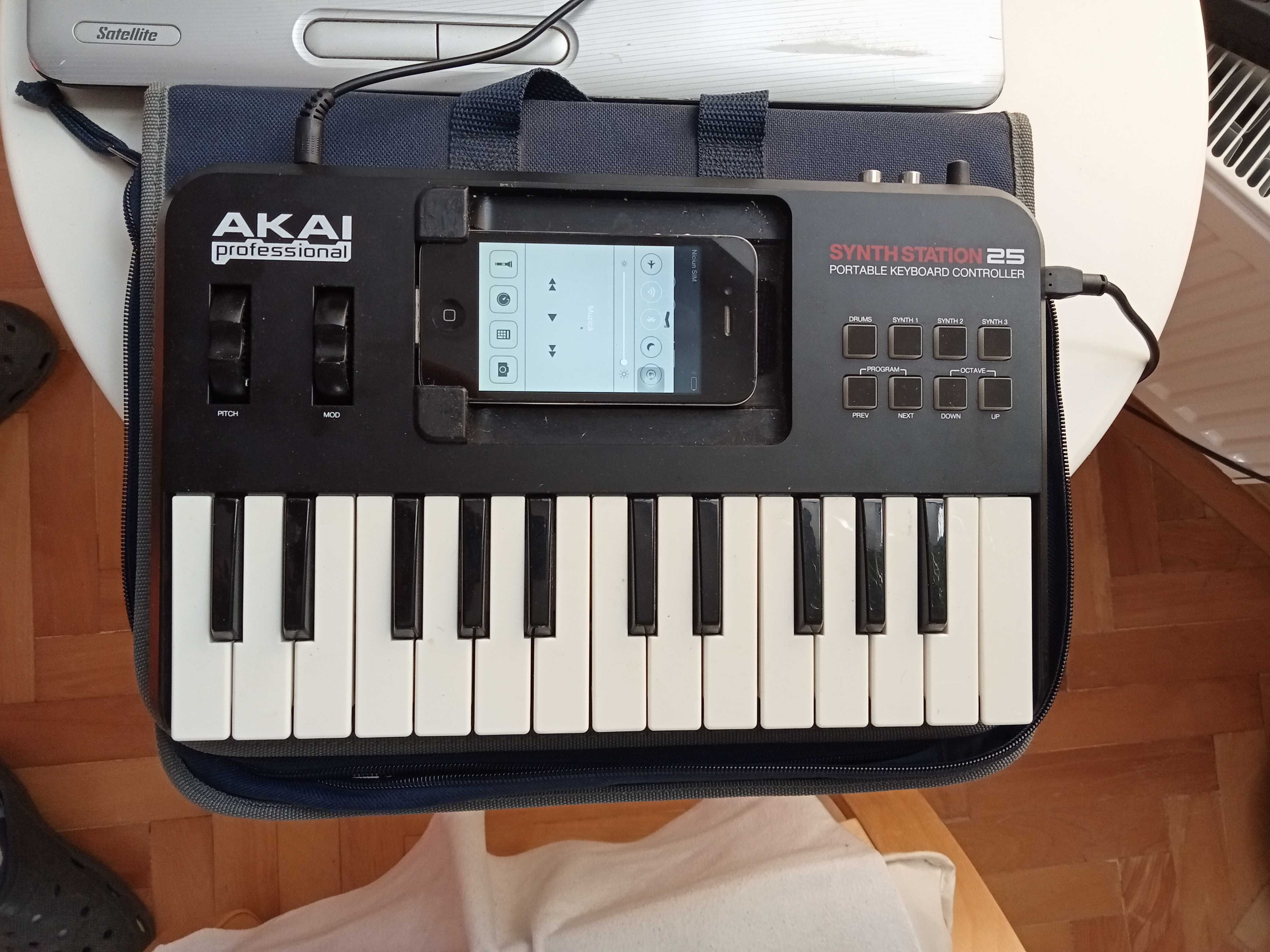 Vand Akai Clapa Midi cu 25 de tase si cu telefon Iphon 4