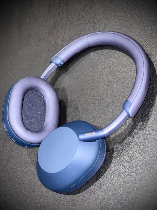 Sony WH1000XM5 + Hard Case