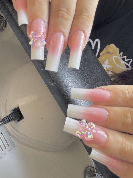 Stilist protezist . Aplic unghii cu gel