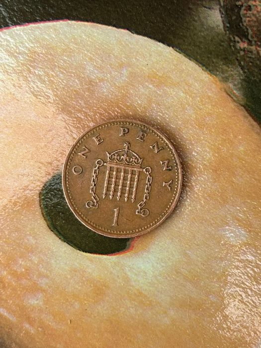 Vând monede cu regina Elizabeth a-II-a una din 1971 și una din 1988