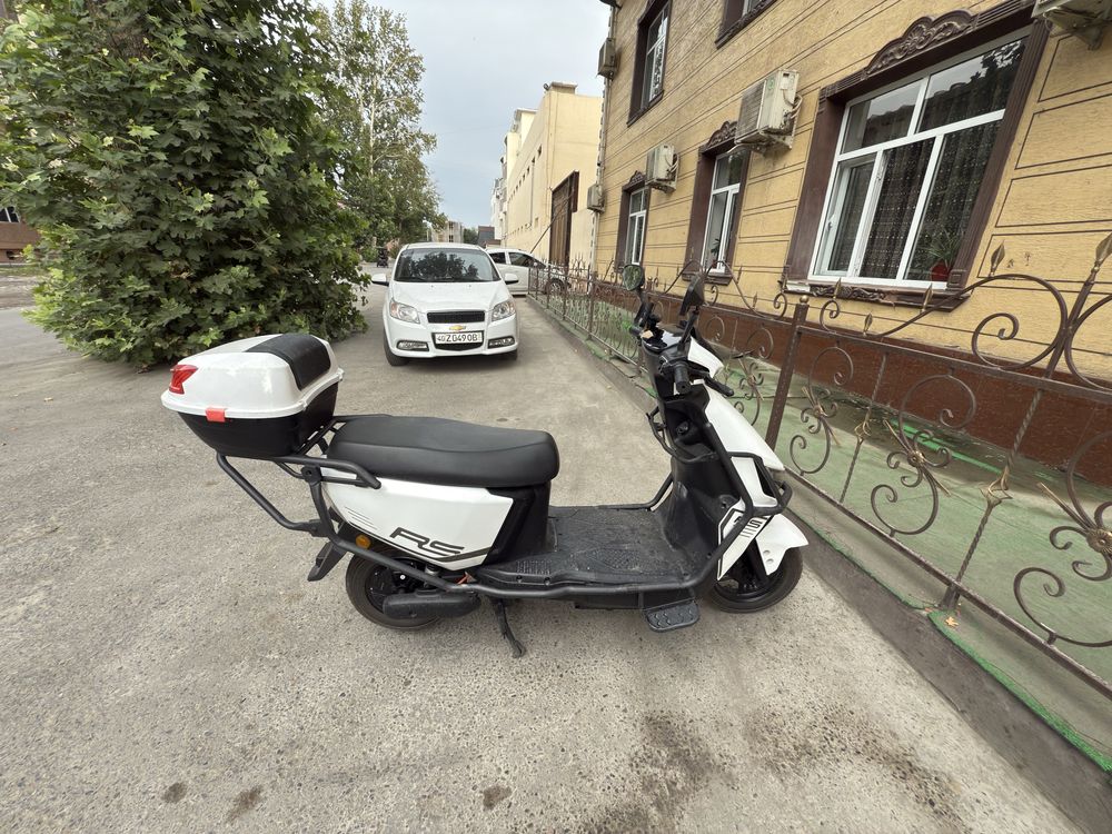 Skuter sotiladi yaxwi skuter malumodtar tel qisez gaplashamiz kamchlig
