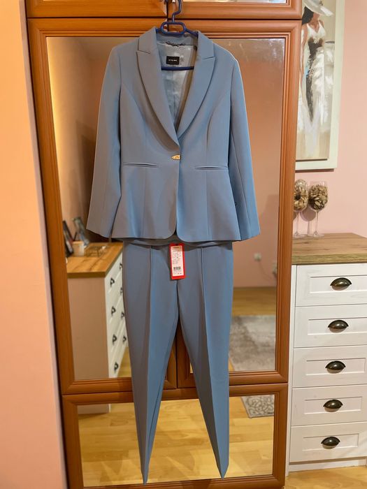 Дамски костюм от сако и панталон