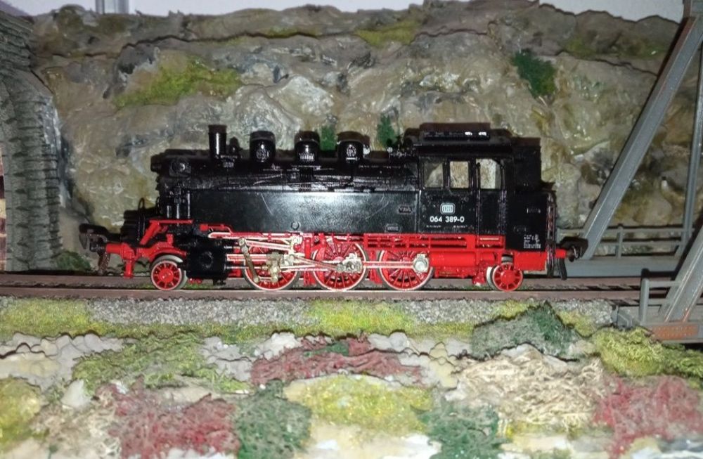 Locomotiva fleischmann BR064 scara H0, 1:87

Tracțiune integrală pe to