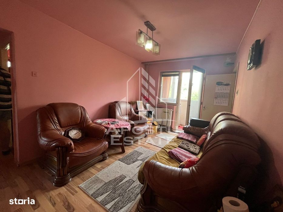 Apartament cu 3 camere, centrala proprie, etajul 1, zona Sagului