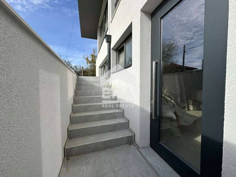 Партерен офис със самостоятелен вход за продажба, в новопостроена сгра