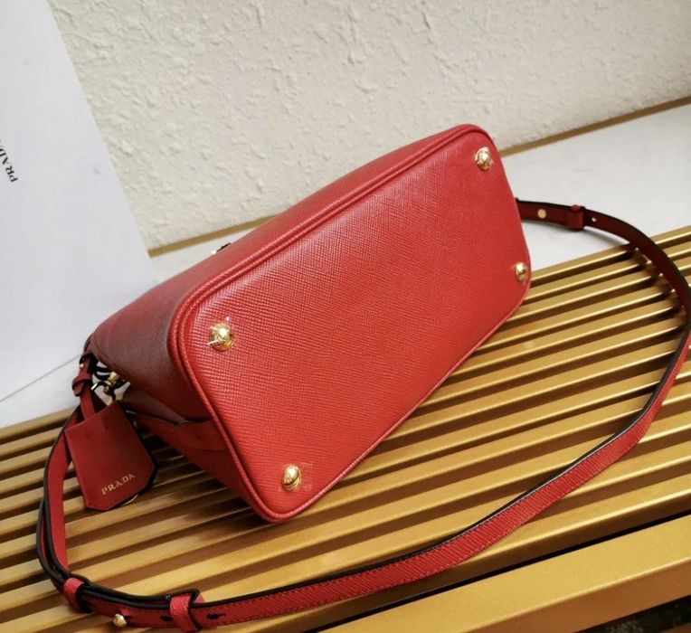 Женская сумка Prada.