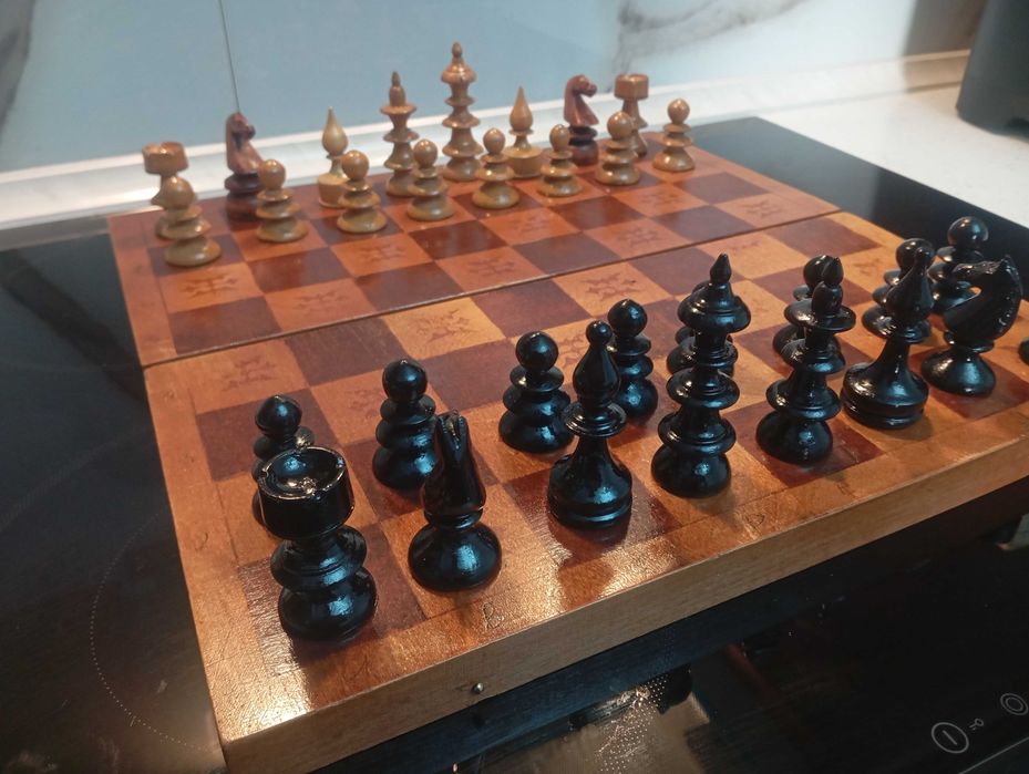 Шах с дървени фигури