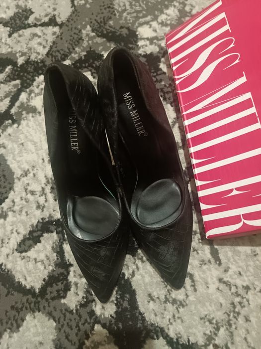 Yangi poshnali oyoq kiyimlar