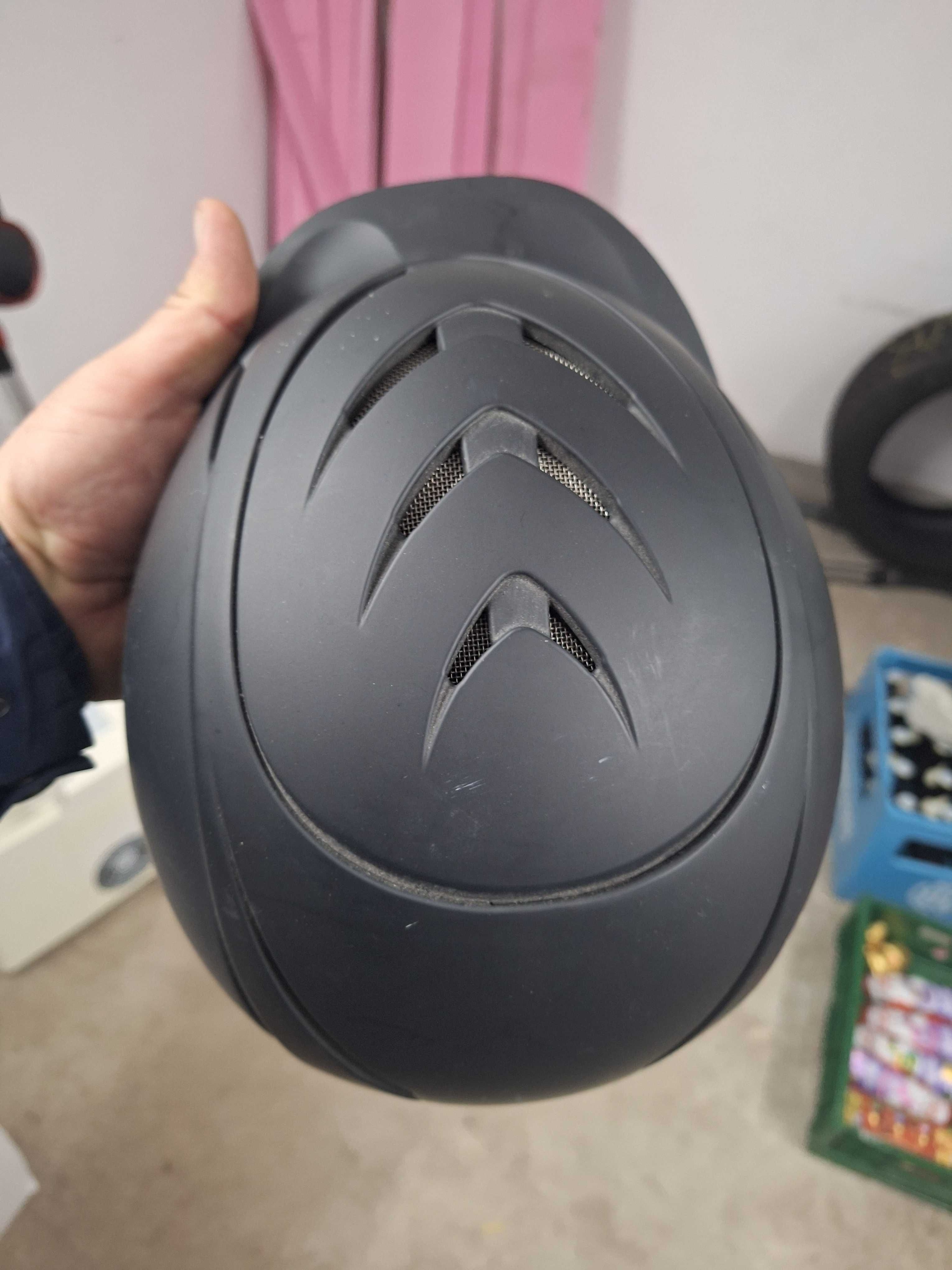 Продавам  оригинални каски Melon.