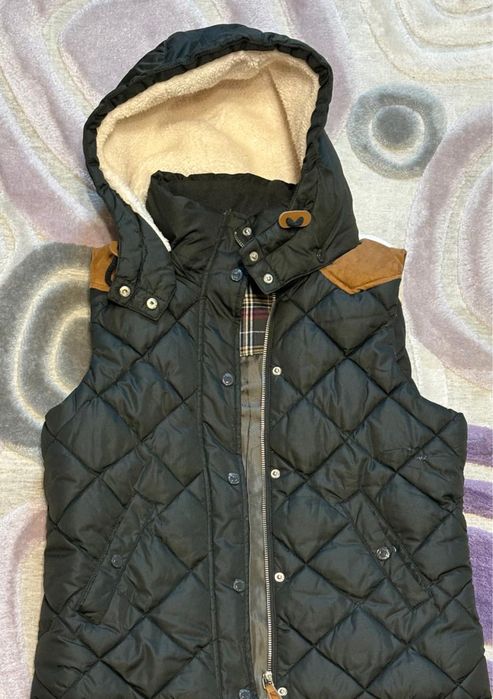Продам стеганную жилетку LOGG H&M с капюшоном