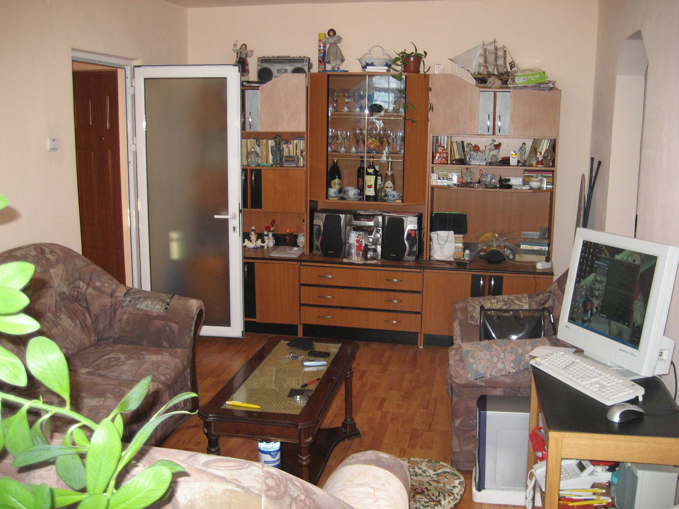 vand sau schimb  apartament  cu casa