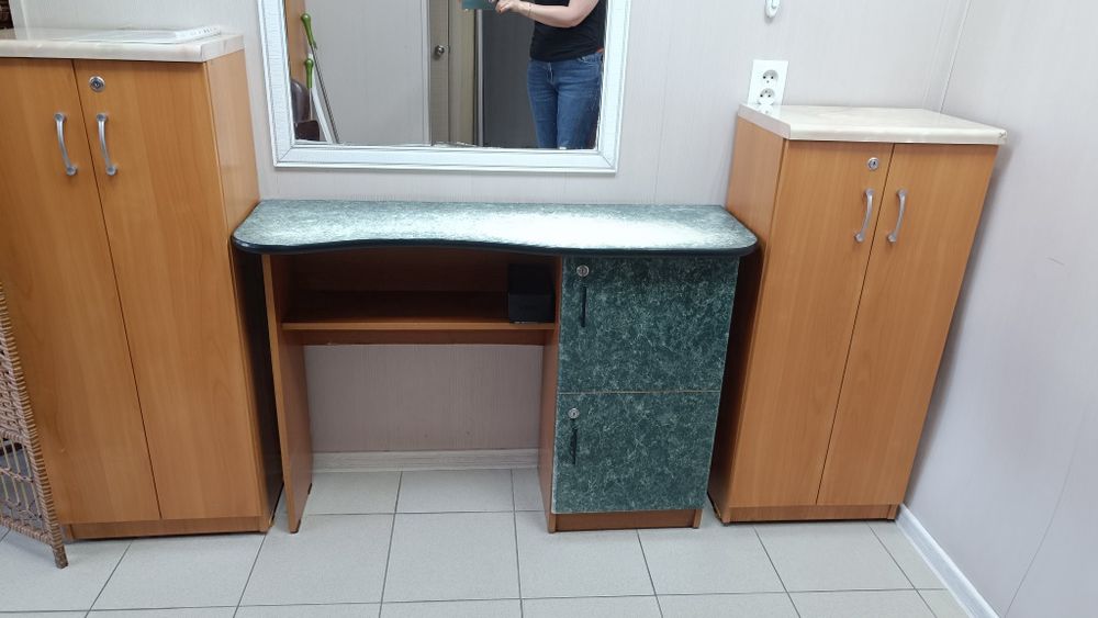 Продам шкафы жёлтые 3шт и тумбы зелёные 2шт Шифоньер 1 шт