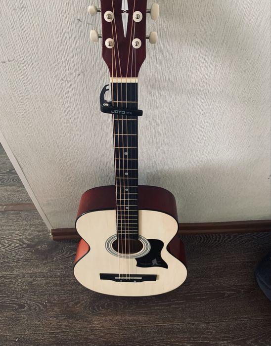 Продам Гитару в абсолютно хорошем состояний